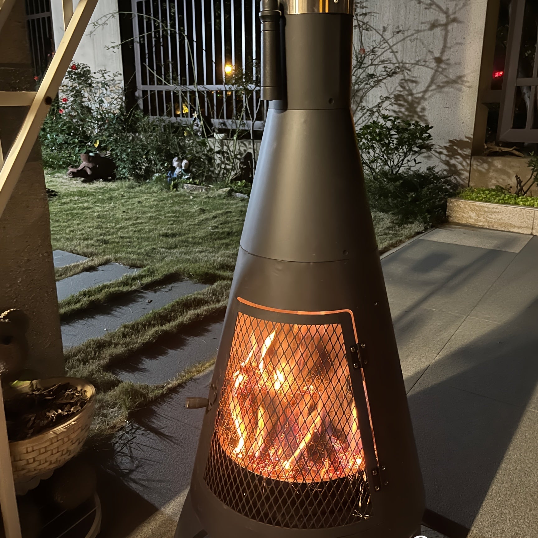 Garten Kamin mit Gittertür aus schwarzem Stahl