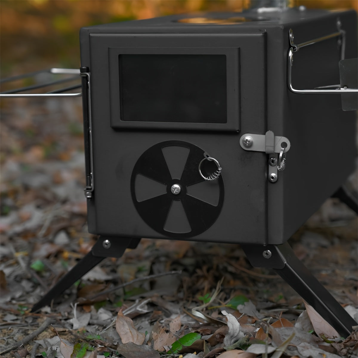 Tragbarer, zusammenklappbarer Holzofen mit Kaminrohren